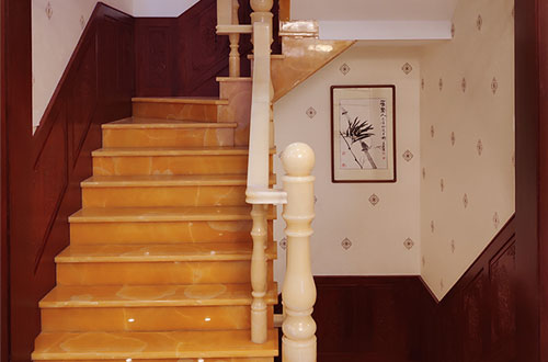 安乡中式别墅室内汉白玉石楼梯的定制安装装饰效果